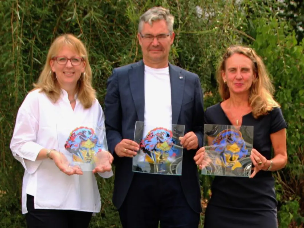 Regina Rosenstock, Michael Pieck und Dr. Christine Lötters mit „Ludwig“ (v.l.)