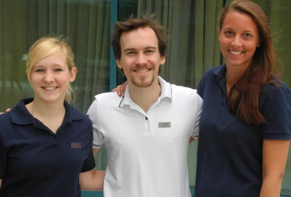 Bild: Glücklich im Hotel - Duales Hotelmanagement Studium an der IBA Hamburg