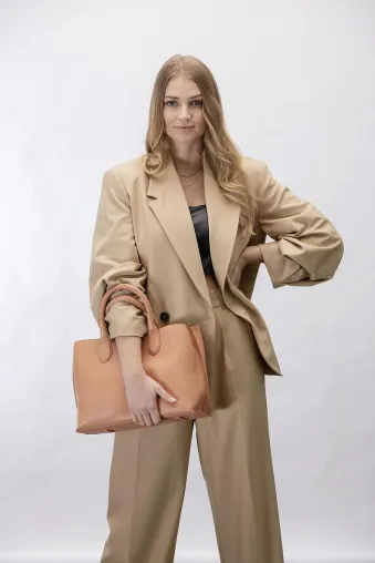 Rabatte? Nein danke! KEINE SCHWESTER setzt auf faire Beziehungen zu Kunden, Händlern und Produzenten Bild: Rabatte? Nein danke! KEINE SCHWESTER setzt auf faire Beziehungen zu Kunden, Händlern und Produzenten
