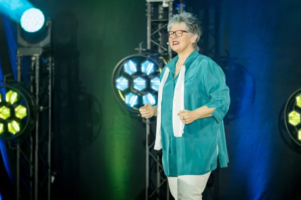 Körper und Seele im Einklang: Verena Ohnimus begeistert beim International Speaker Slam Bild: Körper und Seele im Einklang: Verena Ohnimus begeistert beim International Speaker Slam