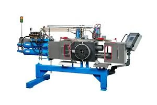 In einem Schritt von der gemahlenen PET-Flasche zur hochwertigen Verpackungsfolie Bild: In einem Schritt von der gemahlenen PET-Flasche zur hochwertigen Verpackungsfolie