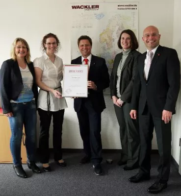 Bild: Ausgezeichnet ausgebildet – Agentur für Arbeit verleiht Spedition Wackler Ausbildungszertifikat