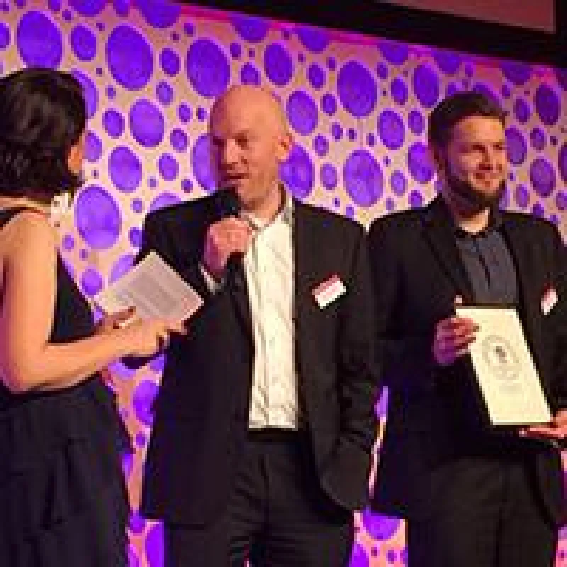 Foto zeigt Dr. Stefan Uebelacker bei der Preisübergabe.
