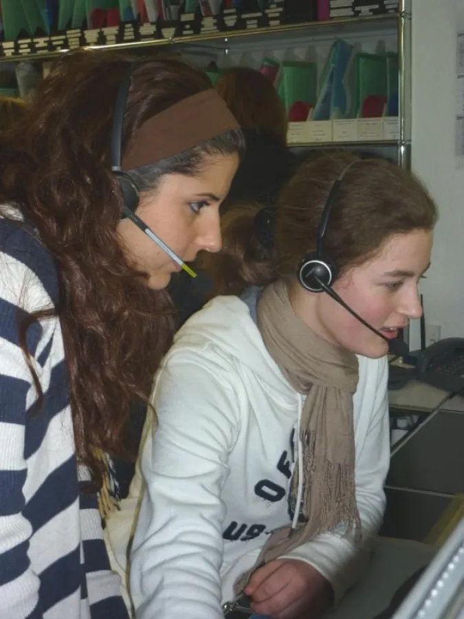 Mitarbeiterinnen von DER THÜNKER erklären den Telefonservice und die Kommunikationstechnik