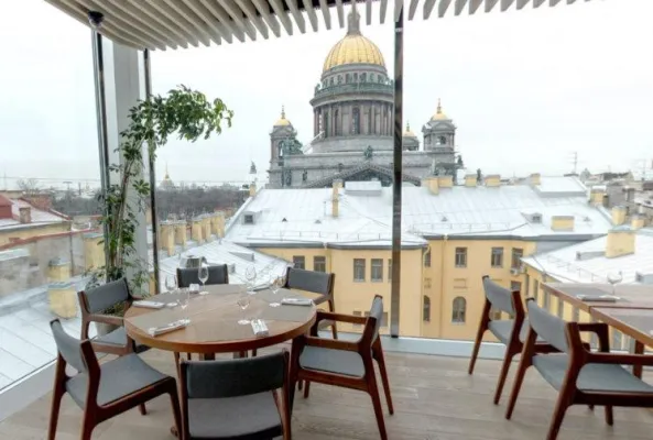 Bild: Speisen über den Dächern von St. Petersburg