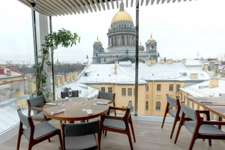 Bild: Speisen über den Dächern von St. Petersburg