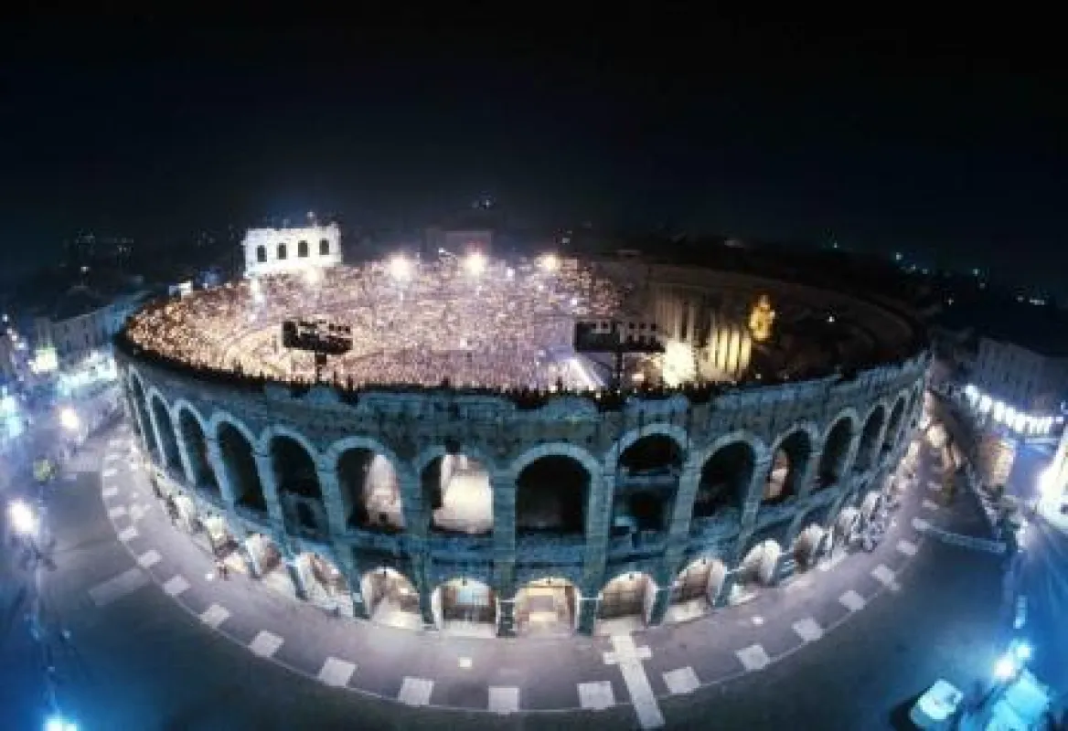 Arena di Verona bei Nacht_ Foto Gianfranco Fainello_Fondazione Arena di Verona - alle Rechte vorbeha
