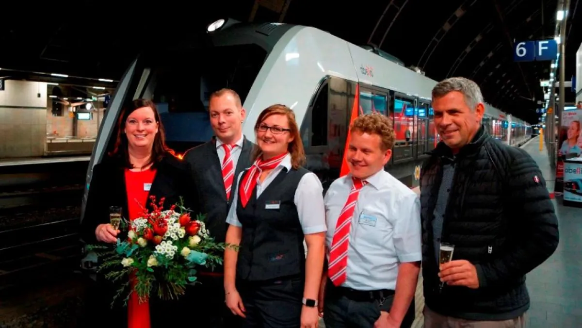 Das Team von Abellio freut sich über die Ankunft des ersten HBX am Berliner Ostbahnhof.