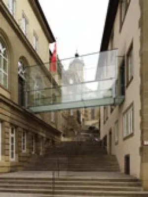 Bild: Eine transparente Verbindung: Einzigartige Ganzglasbrücke in Schwäbisch Hall