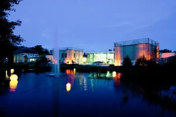 Bild: Im Frankenwald sorgen Fichtenöl aus heimischen Wäldern und ein warmer Sandstrand für Erholung ohne Jetlag