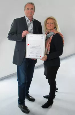 Bild: Grundig Business Systems mit Einstiegsurkunde des INQA-Audits ausgezeichnet