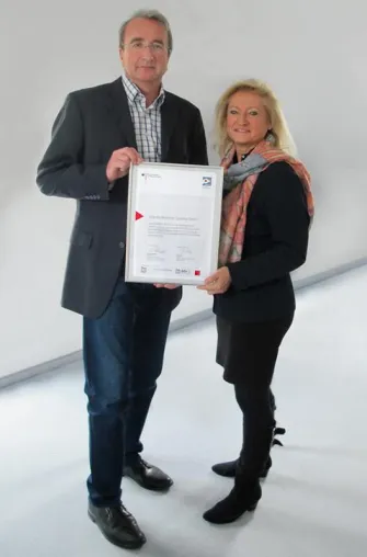 Bild: Grundig Business Systems mit Einstiegsurkunde des INQA-Audits ausgezeichnet
