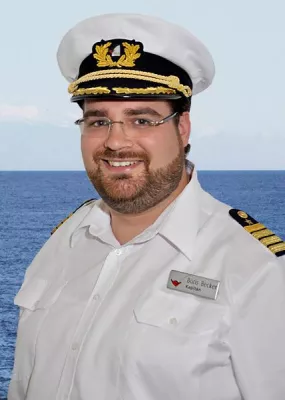 Bild: Boris Becker übernimmt das Steuer an Bord von AIDAvita