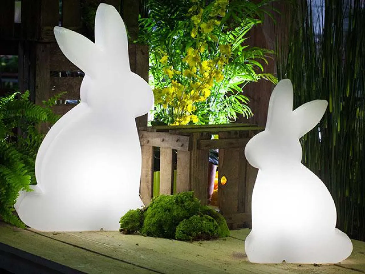 Die Dekorationsleuchte Shining Rabbit macht sich zur Osterzeit super im Vorgarten | © Lampenwelt.de