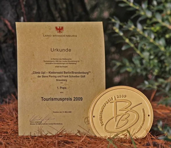 CLIMB UP! - Kletterwald Berlin / Brandenburg ® gewinnt Tourismuspreis des Landes Brandenburg 2009 Bild: CLIMB UP! - Kletterwald Berlin / Brandenburg ® gewinnt Tourismuspreis des Landes Brandenburg 2009