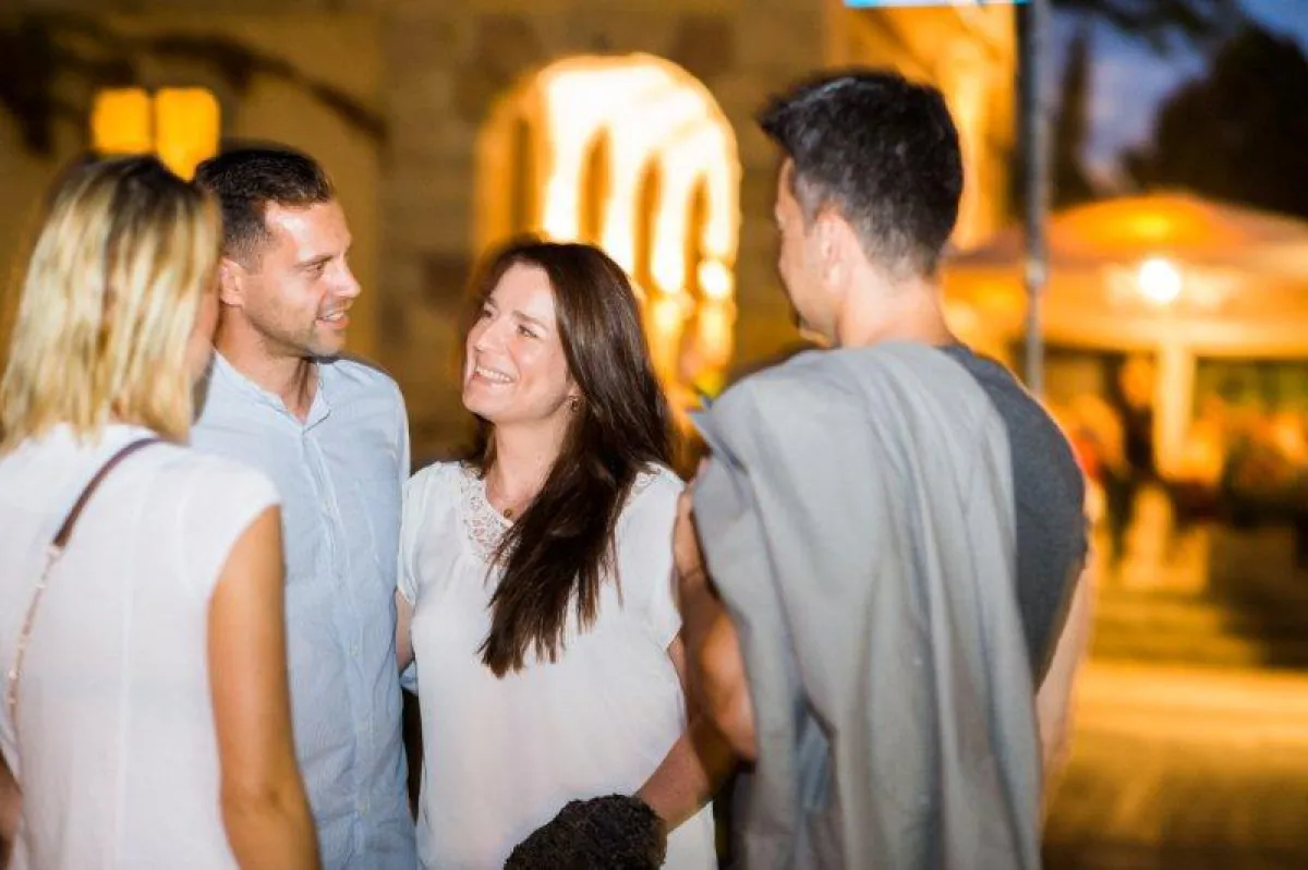 Bei dezenter Live-Musik lassen sich im Fuldaer Theaterhof wunderbar laue Sommerabende genießen.