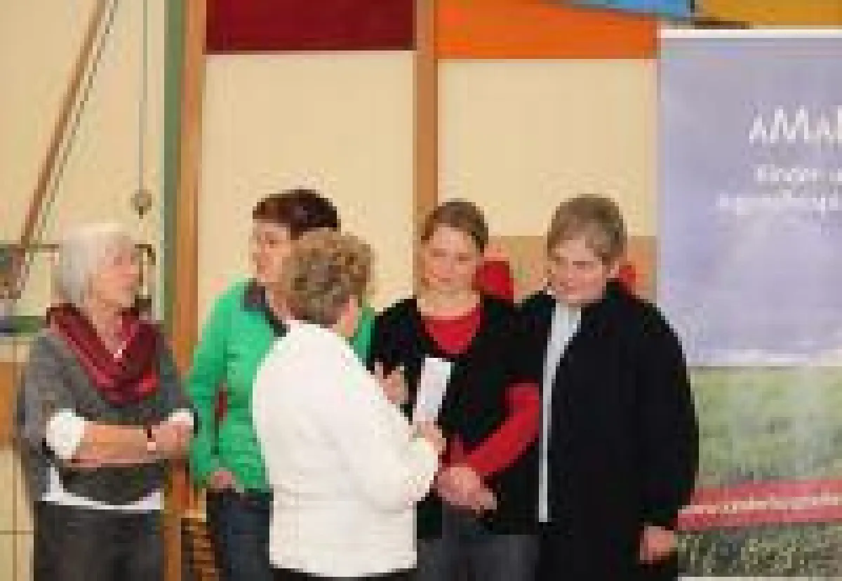 Das Thema Ambulante Kinderhospizarbeit ruft zahlreiche Interessierte auf den Plan: im Gespräch mit Christiane Röhner (Koordinatorin des Ambulanten Kinderhospizdienstes, 2.v.r.)