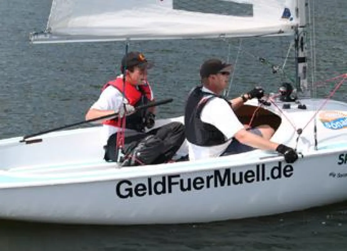 Patrick Höhne (links) und Michael Plank vom Team „geldfuermuell.de“ punkteten bei der Frühlingsregatta auf dem Rothsee (Foto: Patrick Höhne – Abdruck honorarfrei).