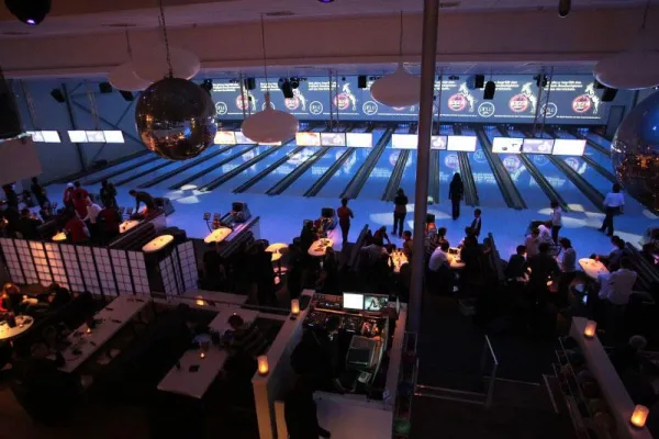 Bild: Firmenbowling- pinup wird Mitarbeitermotivation ins Rollen bringen