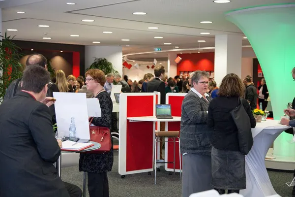 Bild: Fliegende Bücher und das Tor zum Bibliothekshimmel: Frühjahrsmesse der ekz zog 150 Besucher an