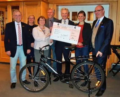 Bild: Trierer Rotary Clubs spenden 100 Fahrräder an World Bicycle Relief (WBR)