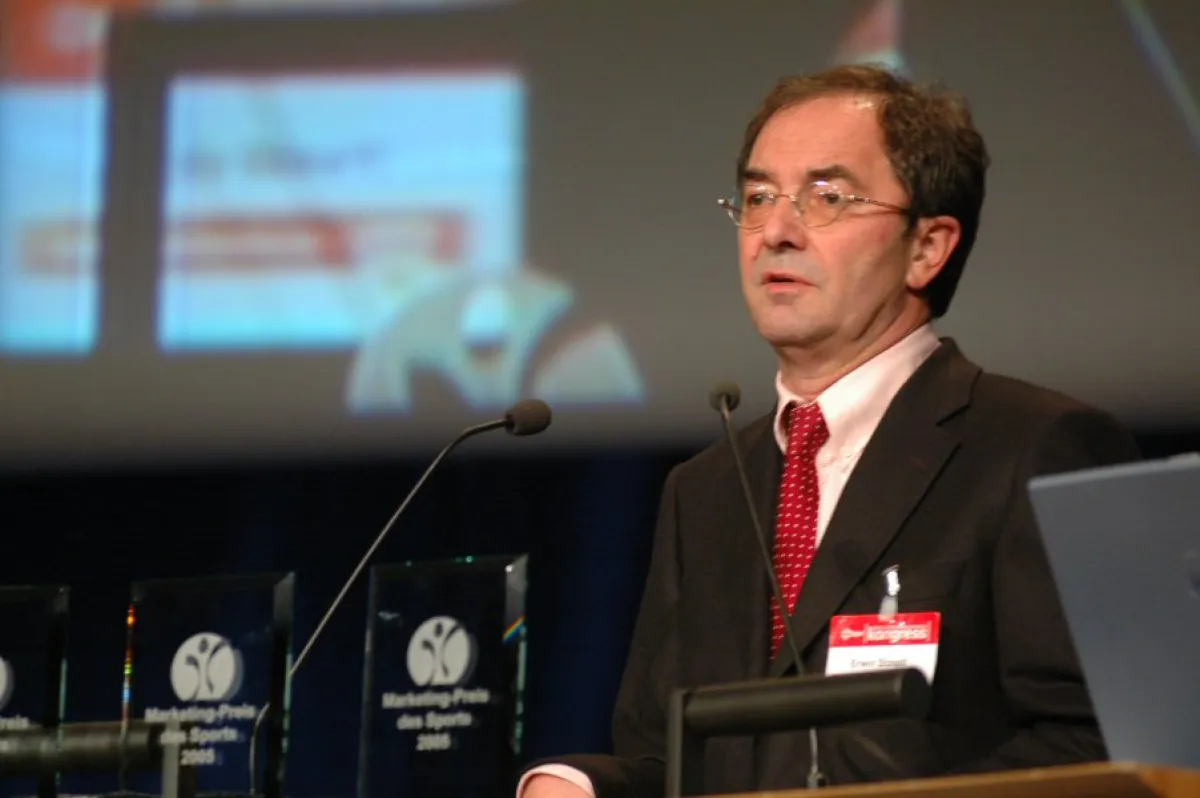Erwin Straudt (VfB Stuttgart) bei seinem Vortrag am ISPO Sportsponsoring-Kongress