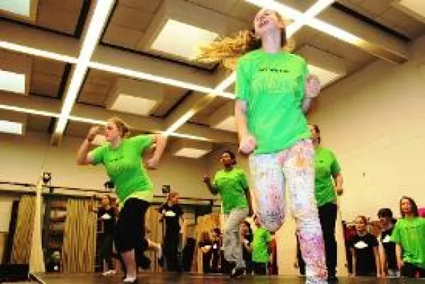 Gemeinsamer Tanz-Workshop von hörgeschädigten und hörenden Jugendlichen an der Dresdner Semperoper Bild: Gemeinsamer Tanz-Workshop von hörgeschädigten und hörenden Jugendlichen an der Dresdner Semperoper