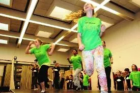 Bild: Gemeinsamer Tanz-Workshop von hörgeschädigten und hörenden Jugendlichen an der Dresdner Semperoper