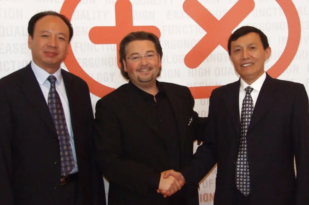 links: Ma Dejun, Vice-President des China Household Electric Appliance Research Institute; mitte: Donat Brandt, Präsident des Plus X Award; rechts: Zhang Yachen, Chefredakteur des Fachhandelstitels Ch