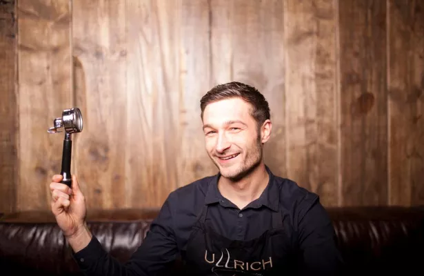 Barista Latte-Art Weltmeister Christian Ullrich im schlossgut gross schwansee Bild: Barista Latte-Art Weltmeister Christian Ullrich im schlossgut gross schwansee