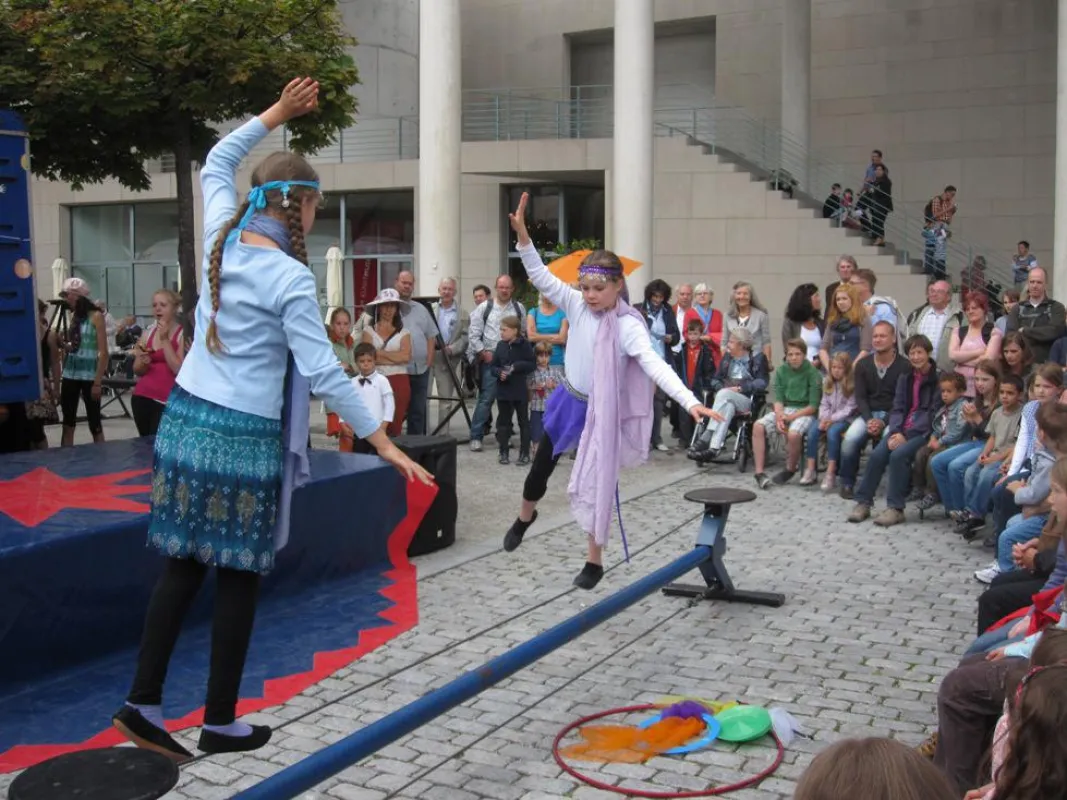 Die Circusschulartisten von Don Mehloni auf dem Museumsmeilenfest in Bonn (c) Don Mehloni/Isermann