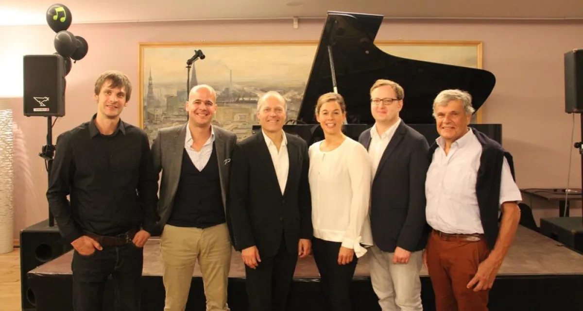 Die Initiatoren und Vertreter der sozialen Organisationen nach dem Konzert.