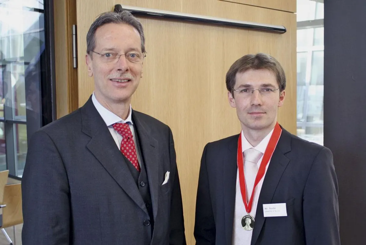 Dr. Jan Stefan Roell, Vorstandsvorsitzender Zwick Roell AG, gemeinsam mit dem Preisträger Daniel Raabe (v. l.)