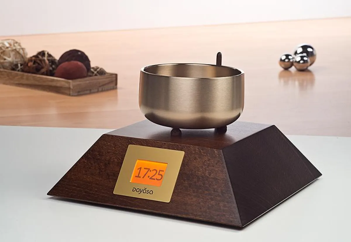 Aufwachen mit der Klangschalen-Uhr ANAND in Schoko