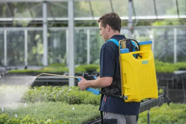 Bild: Sprühgeräte mit rückenschonendem Tragegestell