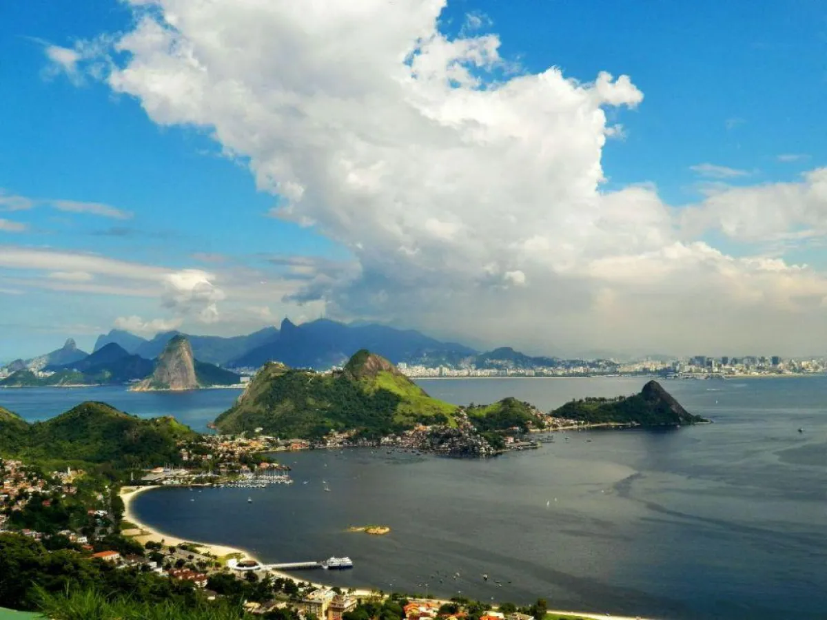 Blick vom Stadtpark auf die Bucht von Niterói und Panorama Rio ©RuppertBrasil