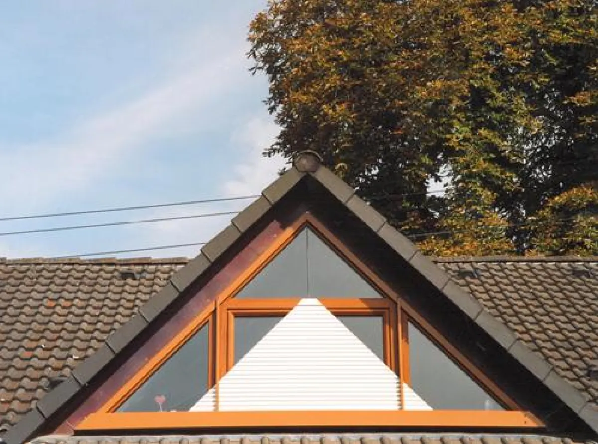 Ob dreieckig, rund oder abgeschrägt: Mit den Schrägrollladen von Schanz kann jede Fensterform verschattet werden. Bild: tdx/Schanz