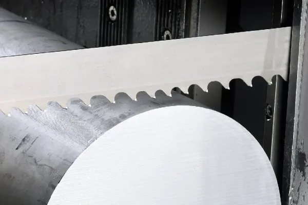 Bild: Beschichtetes Hartmetallsägeband für wirtschaftliche Aluminiumbearbeitung