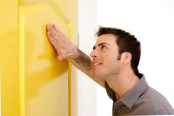 Bild: Der Lack ist ab: Zimmertüren selbst renovieren