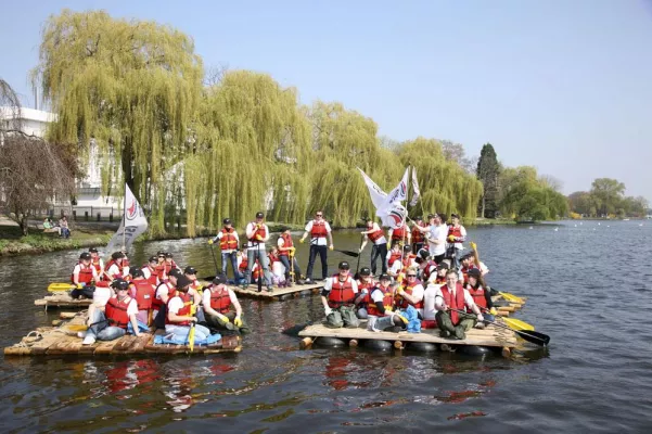 Bild: Earth Guest Day 2011: Hamburger Accor Mitarbeiter säubern Alsterufer von Flößen aus