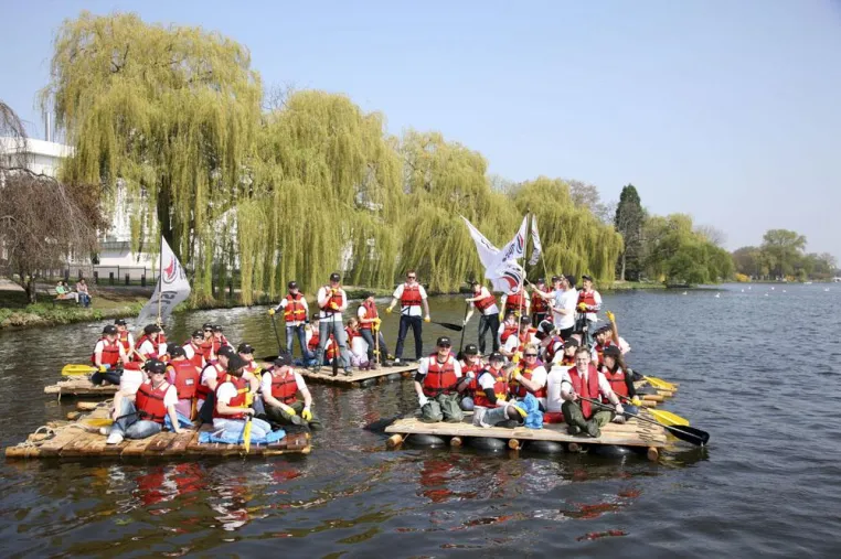Bild: Earth Guest Day 2011: Hamburger Accor Mitarbeiter säubern Alsterufer von Flößen aus