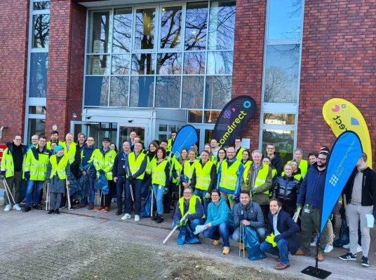 Bild: Müllsammelaktion: Mitarbeiter von HanseWerk und comdirect säubern Quickborn