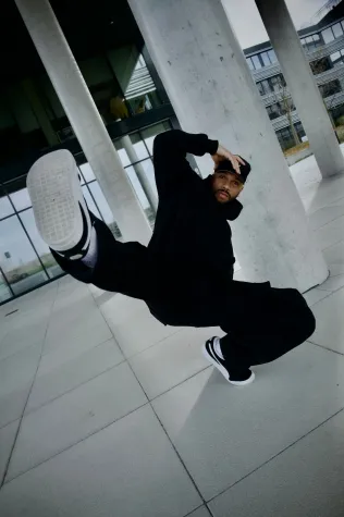 Bild: Mit Tanztutorials zum Durchbruch: Moses Mwanjelwa bringt Deutschland zum Tanzen