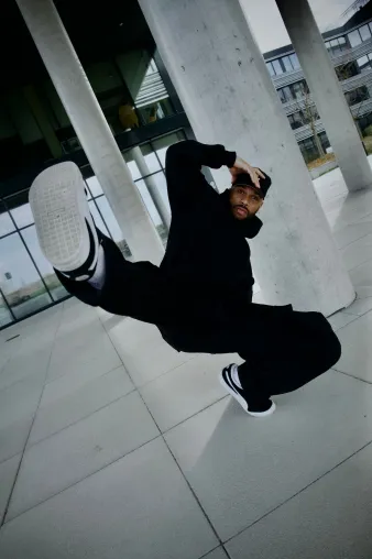 Mit Tanztutorials zum Durchbruch: Moses Mwanjelwa bringt Deutschland zum Tanzen Bild: Mit Tanztutorials zum Durchbruch: Moses Mwanjelwa bringt Deutschland zum Tanzen
