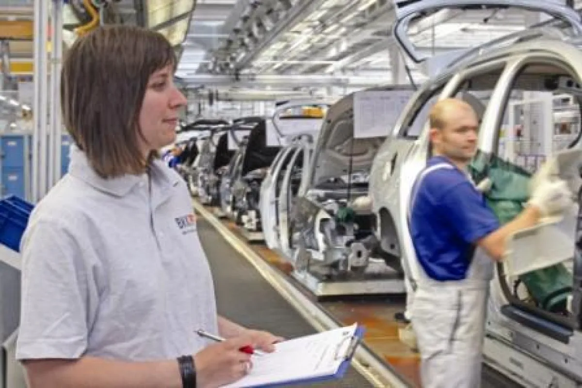 Der Gesundheitscoach der BKK FTE in der Halle 2 Montage im VW-Werk Emden.