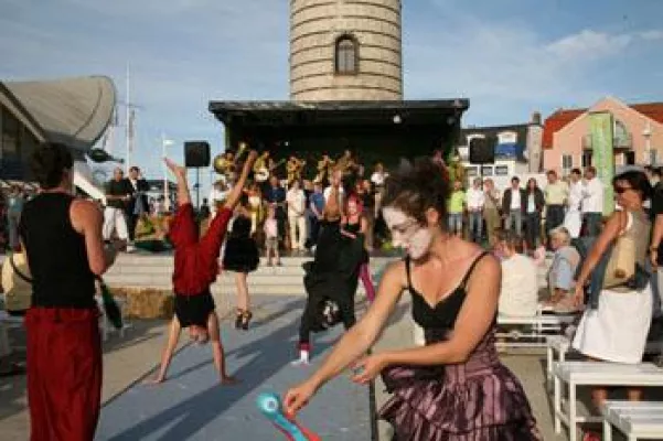 Bild: Bio-Landwirte, Meister-Köche und Künstler am Leuchtturm