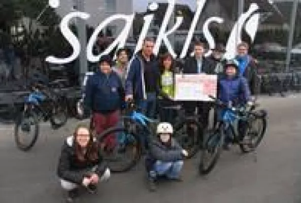 Bild: Spendenaktion: Don-Bosco-Schüler freuen sich über neue Fahrräder