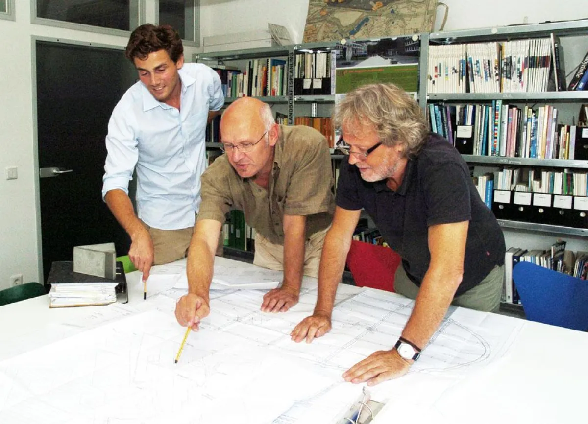 Erfolgreich mit der Umgestaltung der Landschaften an Rhein-Ruhr sind die Essener Landschaftsarchitekten Davids, Terfrüchte und Partner. (im Bild vlnr.: Daniel Alheid, Peter Davids, Friedhelm Terfrücht