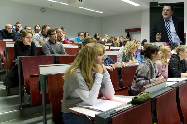 Bild: Entwicklung der Automobilindustrie in Krisenzeiten