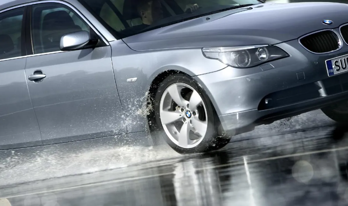 Sicheren Straßenkontakt bei Nässe bietet der Nokian All Weather Plus Reifen auch im Sommer    Foto: Nokian Tyres